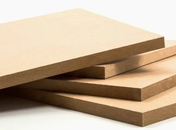 Uma imagem em close de quatro folhas de MDF empilhadas umas sobre as outras. As chapas possuem tamanhos variados, sendo as maiores na parte inferior e as menores na parte superior, evidenciando a espessura uniforme e as bordas lisas desse versátil material.